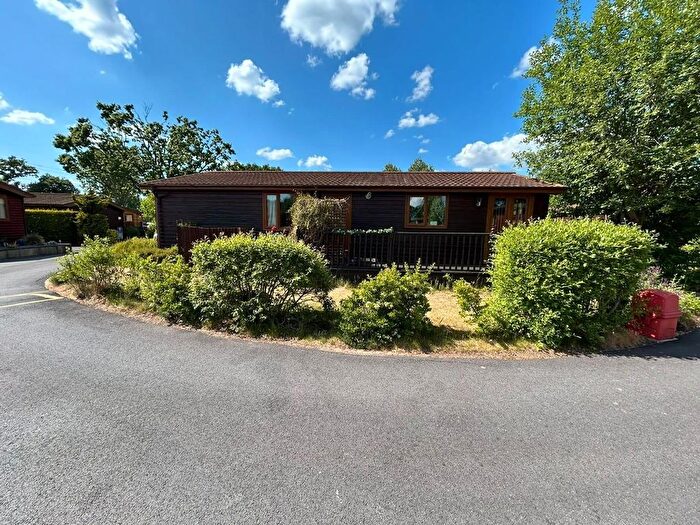 3 Bedroom Mobile/park Home For Sale In Hull Road, Wilberfoss, YO41