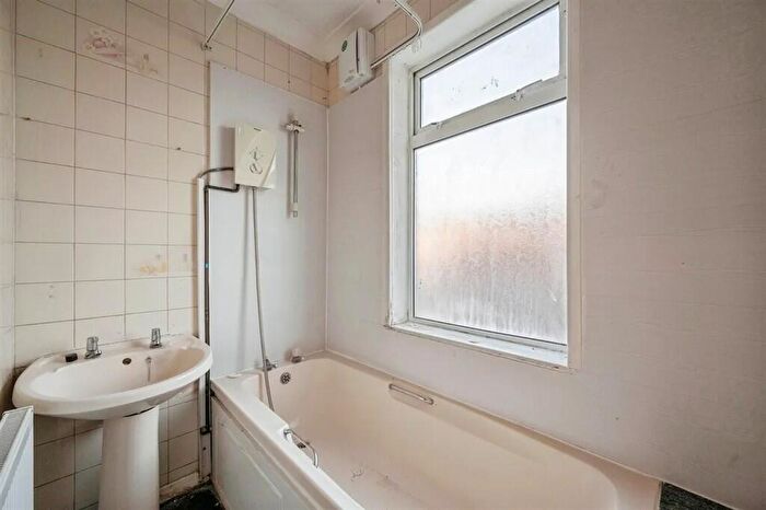 6 Bedroom End Of Terrace House For Sale In Beaconsfield Road, Doncaster, DN4