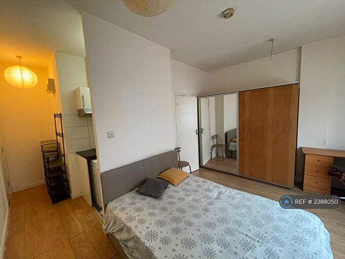 Studio To Rent In London, London, NW9