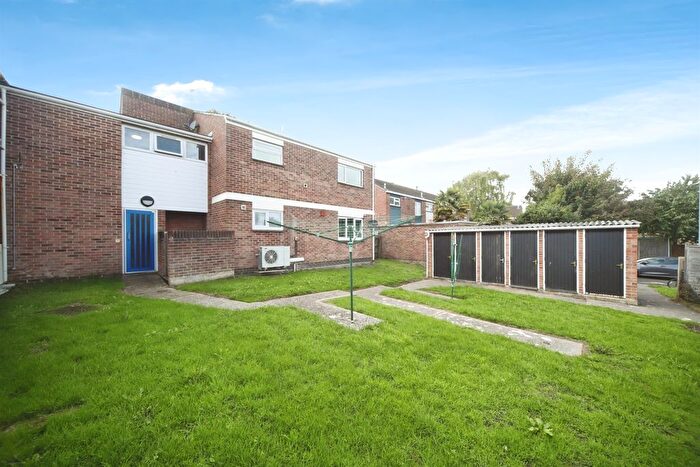 2 Bedroom Flat For Sale In Bacon Drive, Taunton, TA1