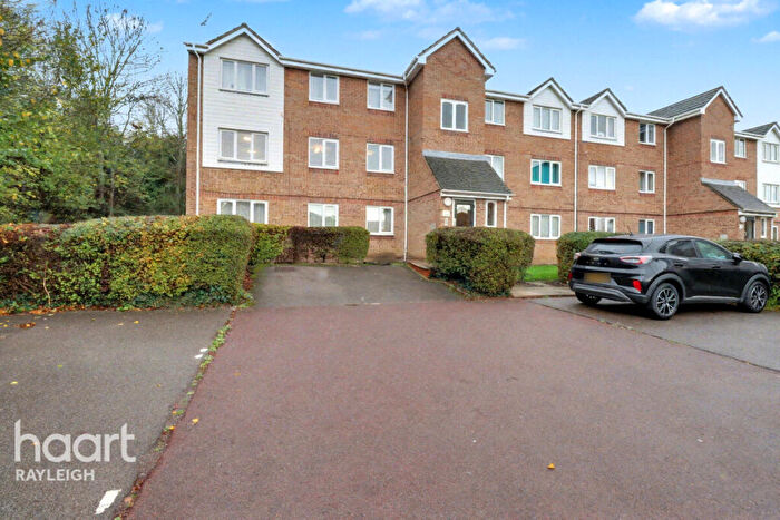 2 Bedroom Flat To Rent In Waterville Drive, Basildon, SS16