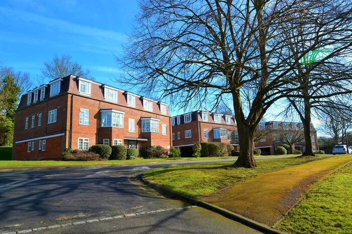 3 Bedroom Flat To Rent In Craigmount, Radlett, WD7