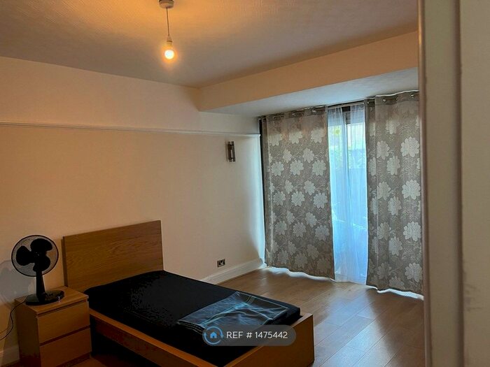 4 Bedroom Semi-Detached House To Rent In Beccles Drive, Barking, IG11