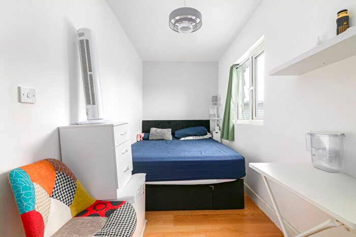 4 Bedroom Maisonette For Sale In Montague Road, London, TW3