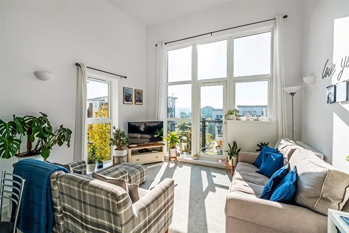 2 Bedroom Flat For Sale In Park View Road, Leatherhead, KT22