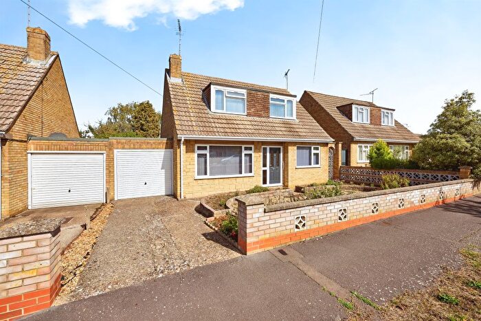 3 Bedroom Bungalow For Sale In Beauvale Gardens, Peterborough, PE4
