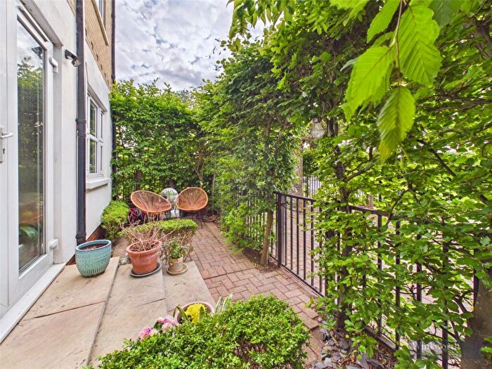 2 Bedroom Apartment For Sale In Portsmouth Road, Long Ditton, Surbiton, Surrey, KT6