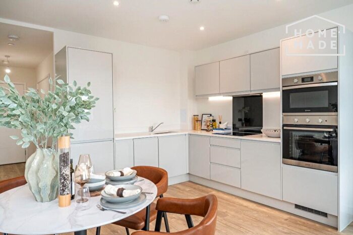 2 Bedroom Flat To Rent In River View, TW18