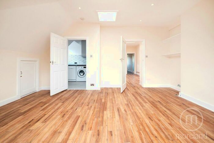 2 Bedroom Apartment To Rent In Woodlands Court, Golders Green, London, NW11