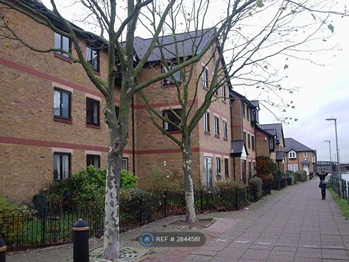 1 Bedroom Flat To Rent In Riverside Close, London, E5