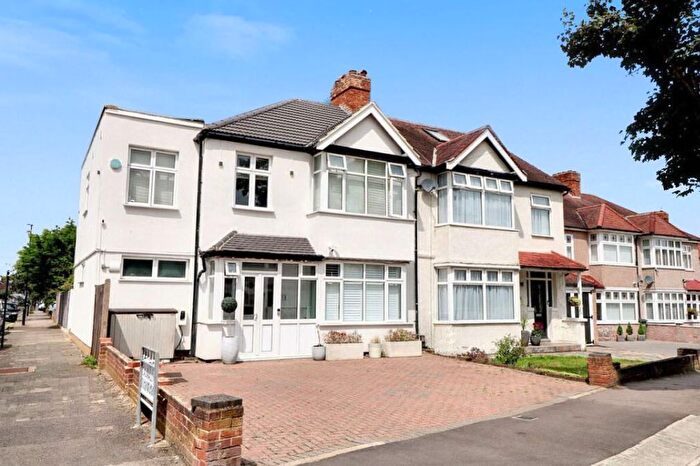 4 Bedroom Semi Detached House For Sale In Thaxted Road, London, SE9