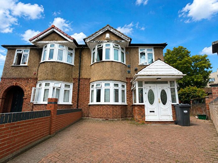 3 Bedroom Semi Detached House For Sale In Cambridge Close, Hounslow, Greater London, TW4