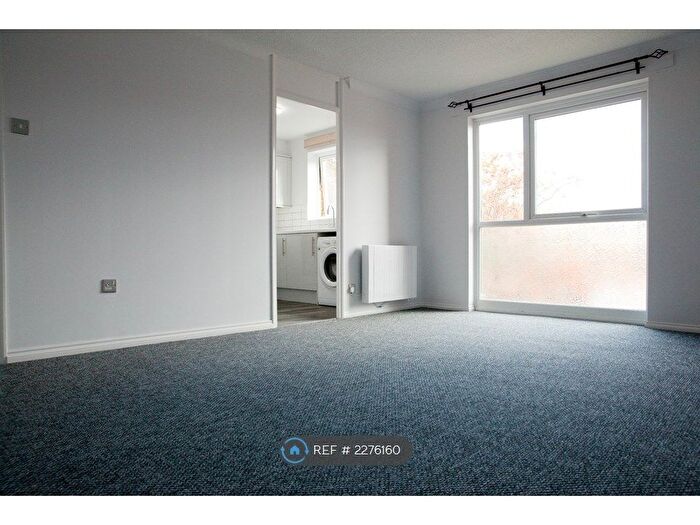 2 Bedroom Flat To Rent In Hogarth Court, Chelmsford, CM1