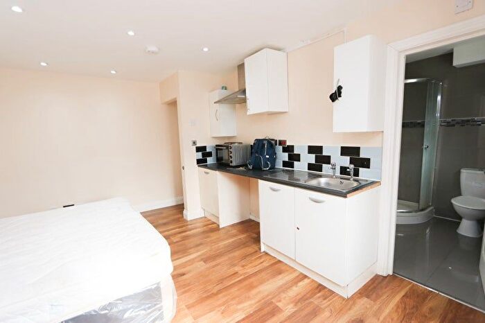 End Of Terrace House To Rent In Nash Road, London, SE4