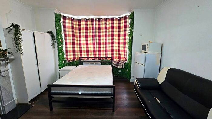 Studio To Rent In Edgware Road, London, NW2