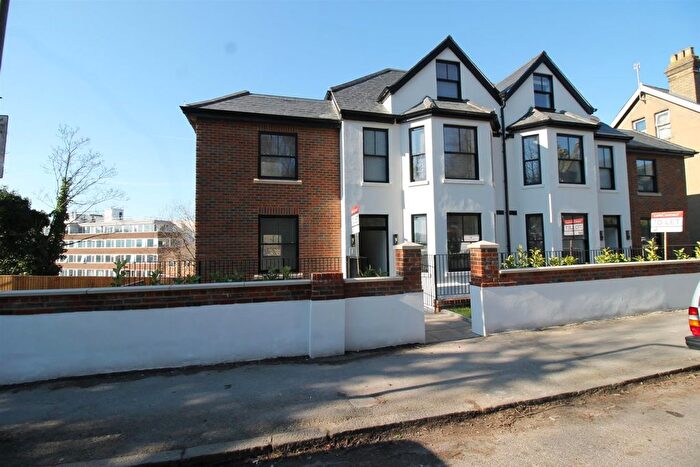 1 Bedroom Flat To Rent In Priory Avenue, High Wycombe, HP13