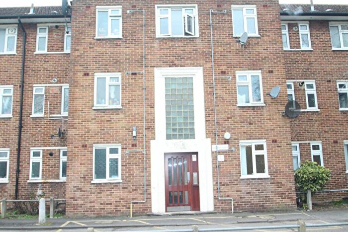 2 Bedroom Flat To Rent In Budoch Court Goodmayes, IG3