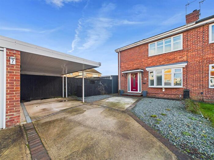 3 Bedroom Semi-Detached House For Sale In Pochard Close, Newport, HU15