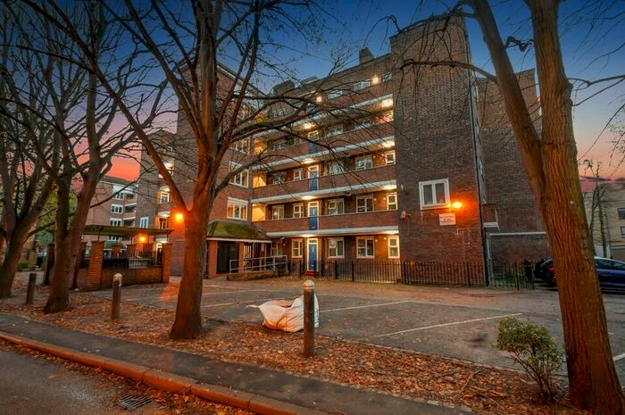 3 Bedroom Flat To Rent In Stockwell Gardens Estate, London, SW9