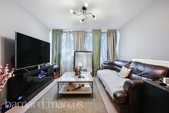 2 Bedroom Apartment For Sale In Carmichael Close, London, SW11