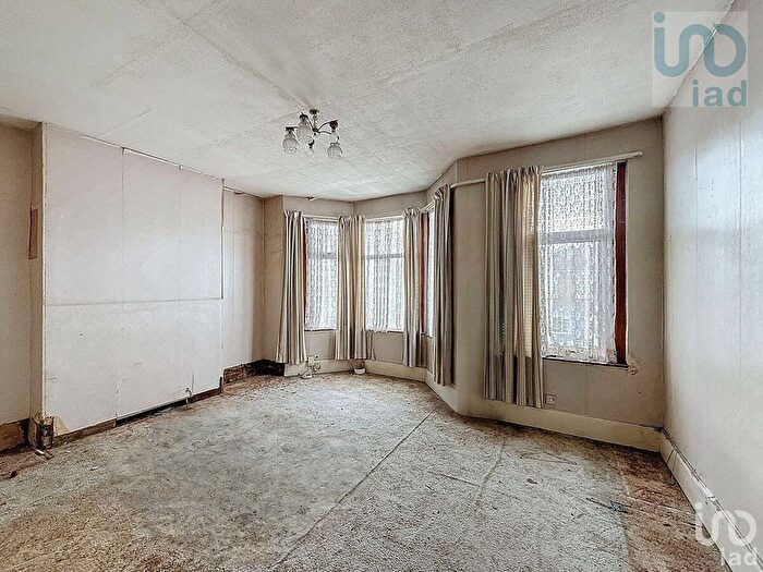 3 Bedroom Terraced House For Sale In Totteridge Road, Enfield, EN3