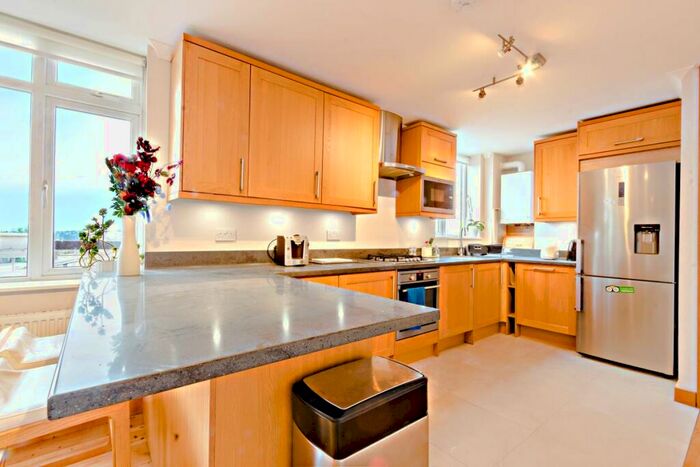 2 Bedroom Apartment To Rent In Melvin Hall, Golders Green, NW11