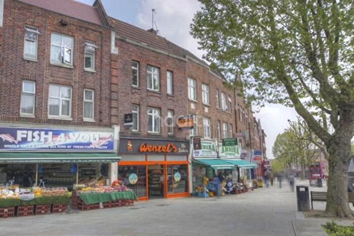 3 Bedroom Flat To Rent In The Broadway, Greenford, UB6