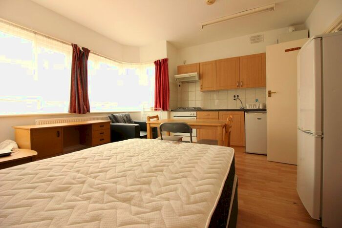 Studio To Rent In Golders Green Road, London NW11
