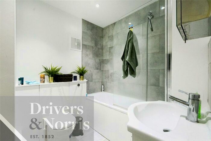 Apartment To Rent In Warren Court, Euston, London, NW1