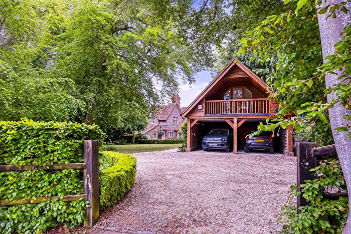 4 Bedroom Detached House For Sale In Parsonage Croft, Lower Basildon, Berkshire, RG8