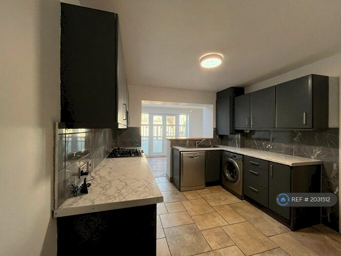 3 Bedroom Semi-Detached House To Rent In Truleigh Drive, Portslade, Brighton, BN41