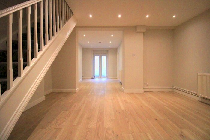 2 Bedroom Flat To Rent In Victoria Park Road, London, E9