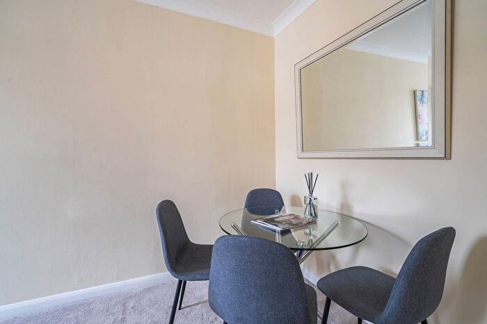 1 Bedroom Flat For Sale In Drayton Gardens, South Kensington, London, SW10