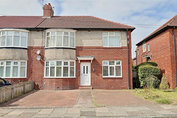 2 Bedroom Flat For Sale In Ferndene Grove, High Heaton, Newcastle Upon Tyne, NE7