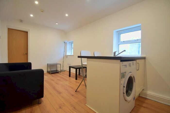 1 Bedroom Flat To Rent In Clifton Street, Cardiff, CF24