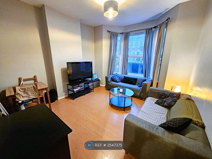 2 Bedroom Flat To Rent In Laitwood Road, London, SW12