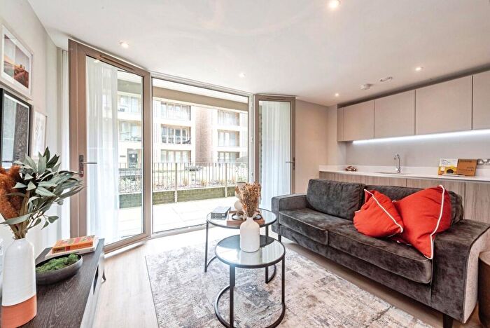 2 Bedroom Flat For Sale In Kings Road, Newbury, Berkshire, RG14