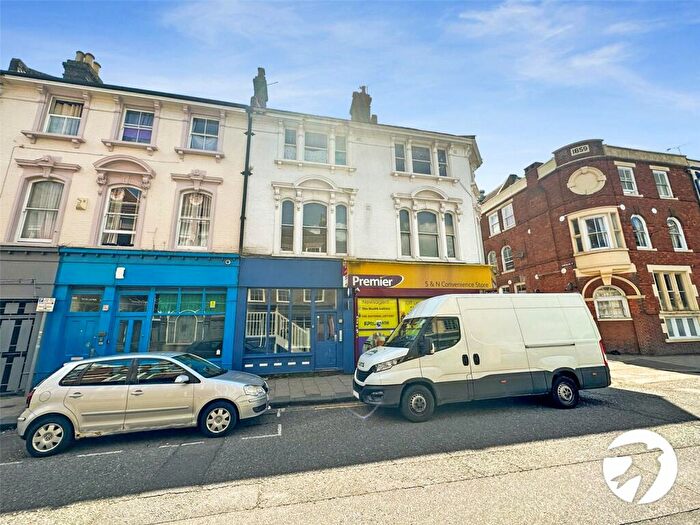 2 Bedroom Flat For Sale In High Street, Chatham, Kent, ME4