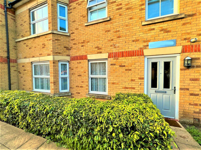 2 Bedroom Flat To Rent In Bed Bath Modern Flat In Romford, RM1
