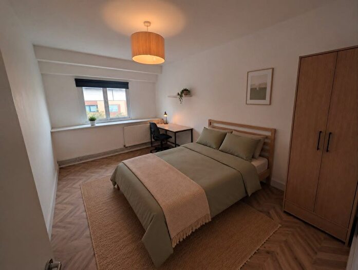3 Bedroom Flat To Rent In Theydon Road, London, E5