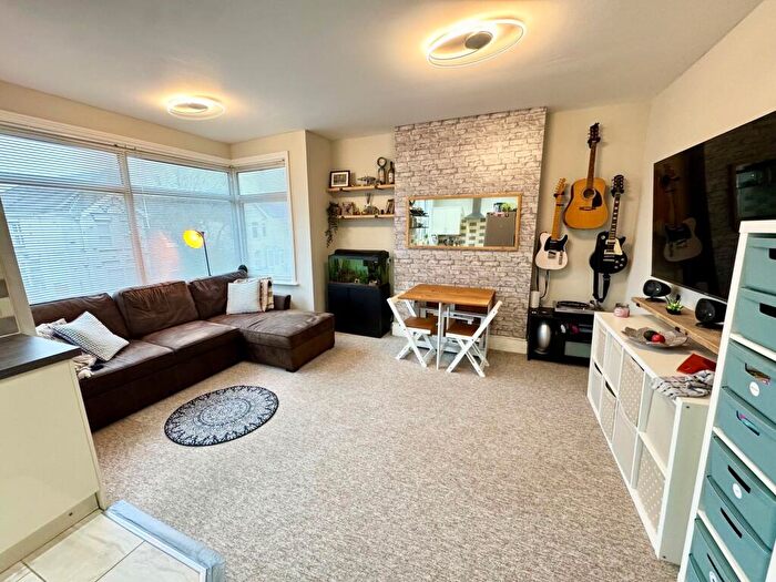 2 Bedroom Flat For Sale In Paisley Road, Southbourne, Bournemouth, BH6