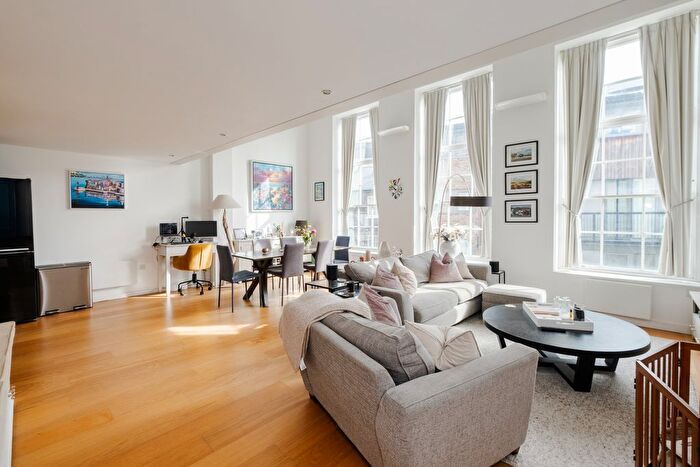 2 Bedroom Flat For Sale In Hornsey Road, London, N7