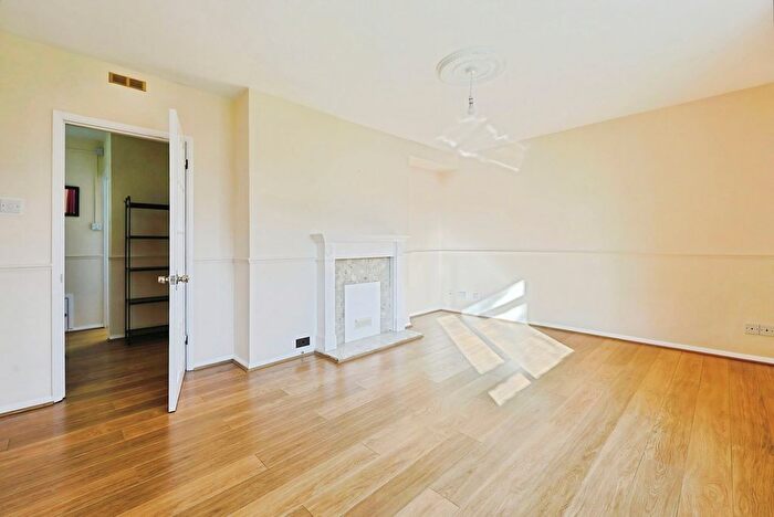 3 Bedroom Flat To Rent In Upper Richmond Road, London, SW15