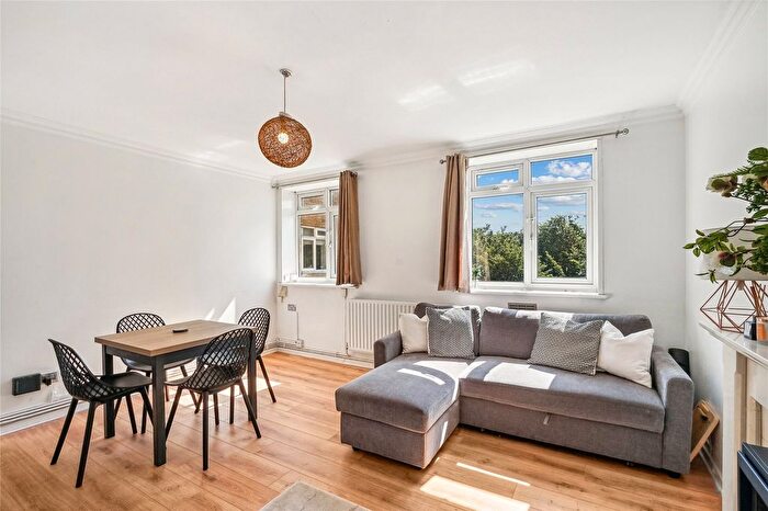 2 Bedroom Flat To Rent In Allen Edwards Drive, London, SW8