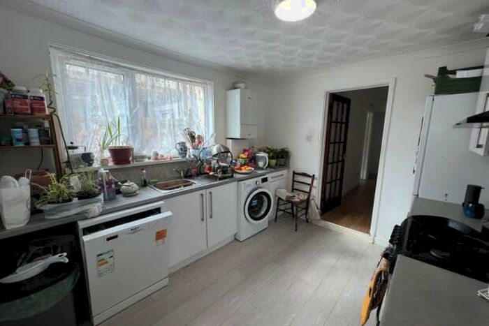 2 Bedroom Flat To Rent In Richards Terrace Cardiff, CF24