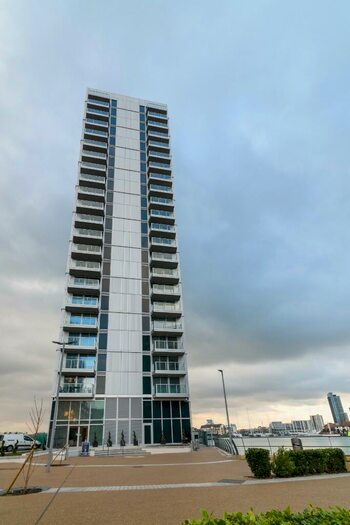 2 Bedroom Apartment To Rent In Vantage Tower, Centenary Plaza, SO19