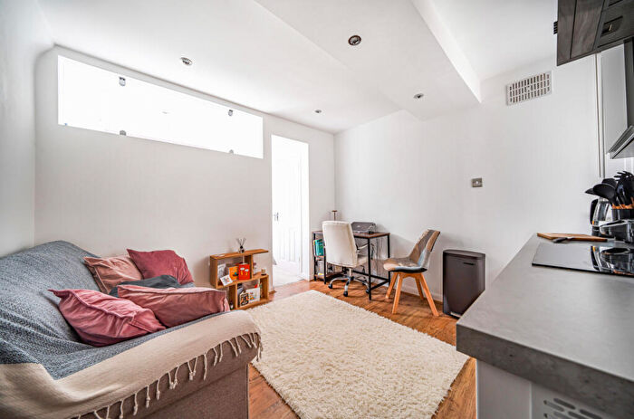 Apartment To Rent In Narcissus Road, West Hampstead, London, NW6