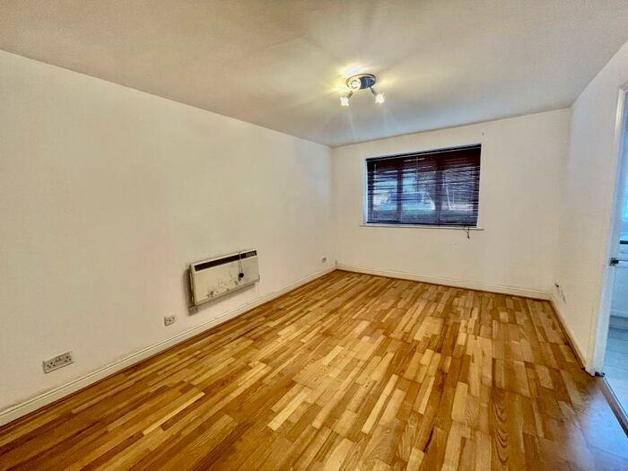1 Bedroom Flat To Rent In Harlinger Street, SE18
