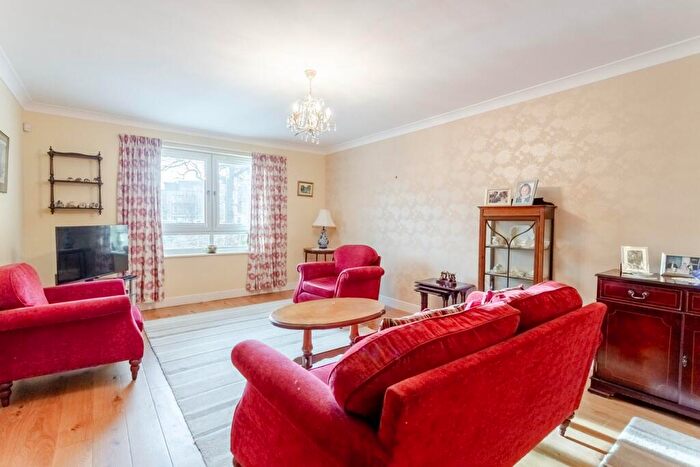 2 Bedroom Flat For Sale In Barnton Grove, Edinburgh, EH4