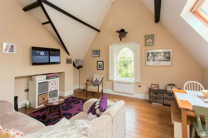 2 Bedroom Flat To Rent In Hollin Lane, Far Headingley, Leeds, LS16